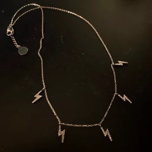 Halsband Edblad  - Säljer ett superfint halsband från Edblad i stockholmsstil. Halsbandet är i silver med blixtrar på. Aldrig använt och inga skador på det💖 Ord. Pris 449:-