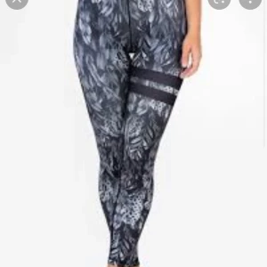 Stronger  - Träningsbyxor från Stronger. Mycket stretchiga, så passar storlek S. 