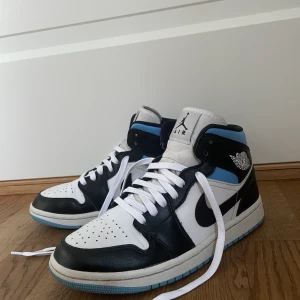 Air Jordan 1 - Ett par jättefina skor i ett ganska bra skick. Det finns crease, men inte alls mycket. Säljer på grund av att dom ej kommer till användning. Dom är äkta och köpta från restocks. Man får även med lådan. Skriv till mig om du vill veta lite mer om skador ❣️