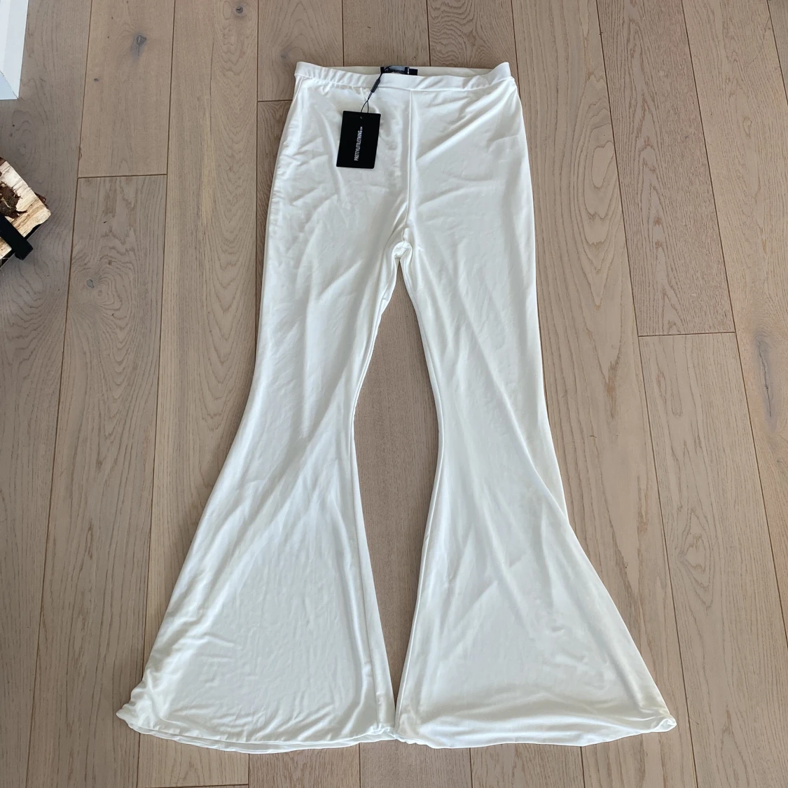 Oanvända vita byxor från Prettylittlething