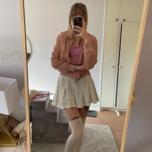 Rosa velour bomberjacka - Rosa jacka med ”Brooklyn” broderat på ryggen i svart. Sidenfoder.