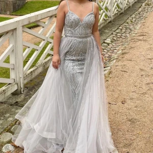 Fest klänning  - Säljer min fina festklänning som är endast använd en kväll! Köpt på pink&purple i Malmö för 4500:-. Säljer den för 3000:- vid snabb affär kan pris diskuteras. Storlek 34 men den är lite stor i storleken. Fler frågor och bilder skriv gärna. 