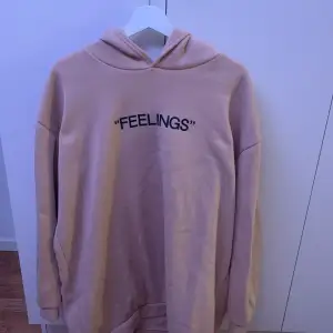 Beige hoodie klänning med texten ”feelings” från boohoo