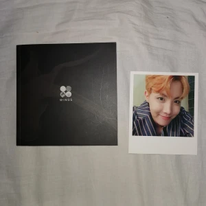 BTS - WINGS ALBUM VER: W - Allting ingår som är på bilden + lite extra mini bilder! Kan samfrakta med andra annonser! Den är officiell