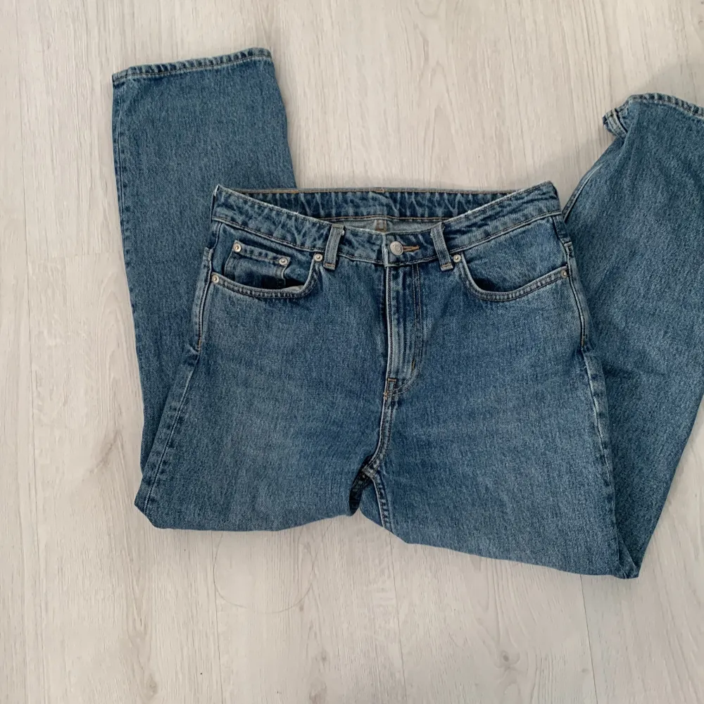 As snygga weekday jeans köpt för ca 400kr, använt några gånger men i bra stick, . Jeans & Byxor.