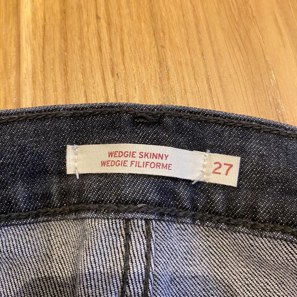 Säljer mina gråa jeans från Levis i storlek 27 som passar mig som vanligtvis bär storlek S. Tveka inte att höra av dig ifall du undrar något. Priset kan diskuteras💗. Jeans & Byxor.