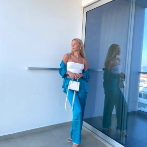 Satin set Vila - Riktigt snyggt set, bara använt till bilderna. Har inte haft tillfälle att använda. Säljer på grund av flytt utomlands!