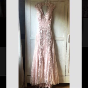 Balklänning  - Super fin balklänning med djup urringning i ryggen i gammel rosa färg💕 Helt nytt skick då den aldrig kom till användning på grund av corona!  Stl S, längd 177cm (ej upplagd) Köpt för 3495kr på Camps modehus i Skövde, år 2020🌸 