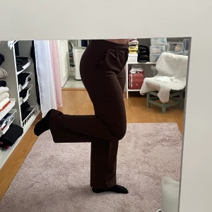 Bruna kostymbyxor - Bruna kostymbyxor aldrig använda så skicket är som nytt. Säljer även likadana i beige som jag inte lagt ut än.