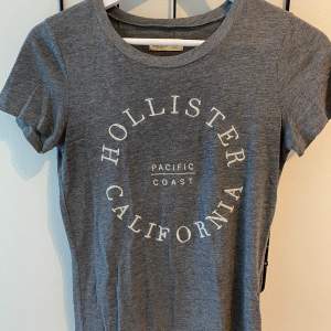 T-shirt från Hollister Köpt för några år sedan men i fint skick🫶🏽 Storlek S men passar även M