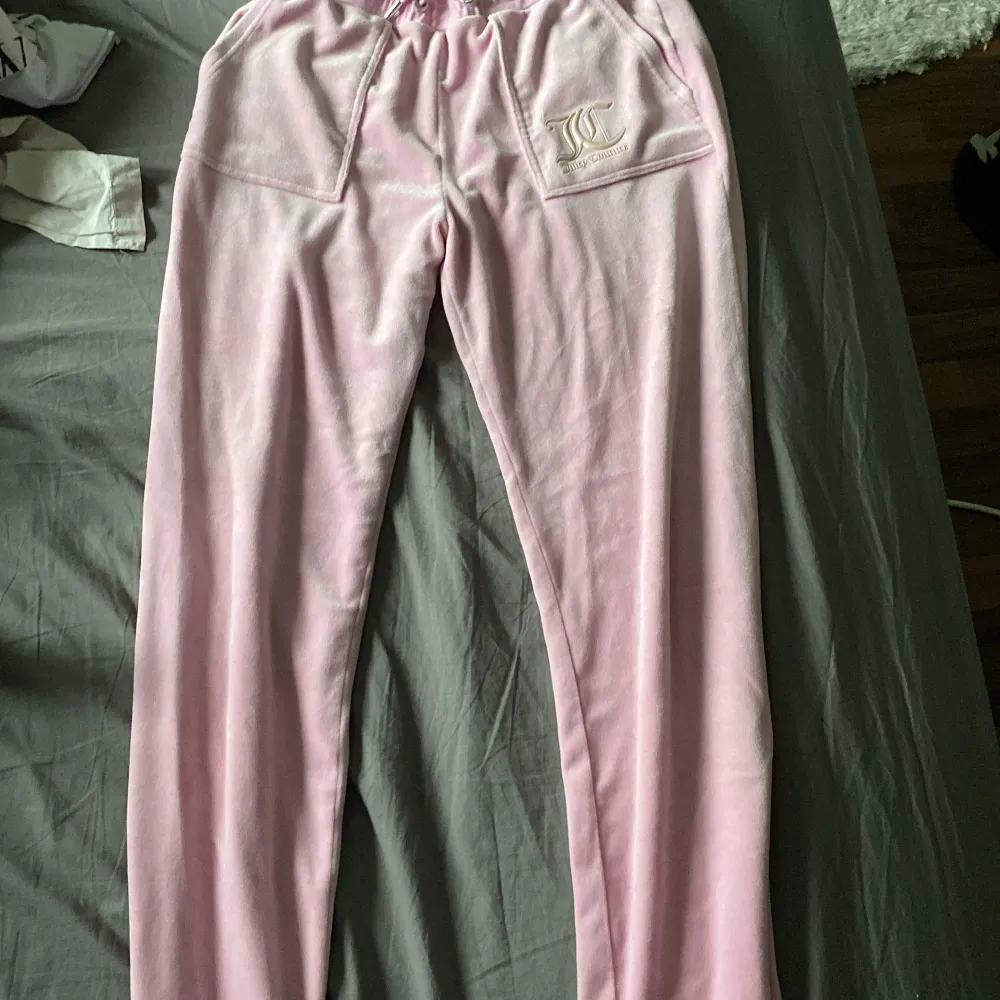 Ett par rosa juciy byxor som jag skulle vilja byta i Storlek M. Mina juciy byxor är från S alldeles för små nån som vill byta hör gärna av er så kan vi mötas upp🤍. Jeans & Byxor.