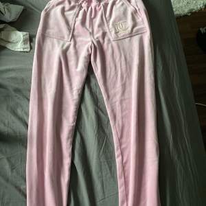 Ett par rosa juciy byxor som jag skulle vilja byta i Storlek M. Mina juciy byxor är från S alldeles för små nån som vill byta hör gärna av er så kan vi mötas upp🤍