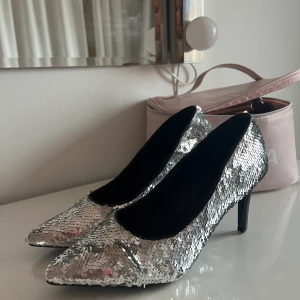 plajett klackar⚡️ - säljer mina fina klackar i storlek 40 men funkar för mig som är en 39a. säljer pga att dom inte kommer till användning. endast testade! skriv för mer info eller bilder