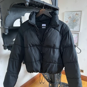 Jacka från Zara -  Super fin Jacka från zara. Du kan själv välja hur kort du vill ha den genom att dra i banden där nere. 