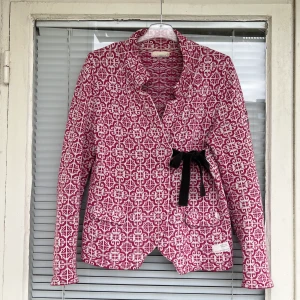 Odd Molly kofta  - Superfin Odd Molly omlottkofta säljes. Fint skick då jag aldrig hann använda den. Inga skavanker eller dylikt. Storlek 2 vilket motsvarar M (38/40).   Pris: 250 kr Nypris cirka 1800kr.  