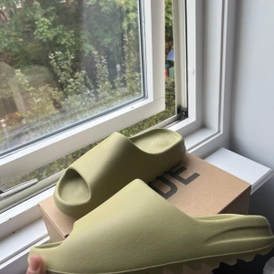Yeezy Slide ” Resin ” - wts yeezy slide resin  storlek: 44.5 Pris: 1100  helt nya och oanvända  finns i göteborg/frakt kvitto och reffs finns. 
