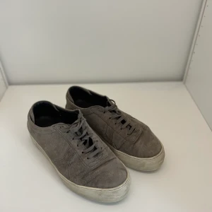 Axel Arigatos - Använda gråa Axel Arigatos i suede