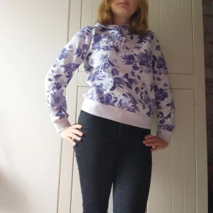 Strl 170 - Vet inte exakta måtten men passar för dom som är 14 till 16. Men storleken är 170. Den kommer från h&m   P.s köparen står för frakten men kan mötas upp.