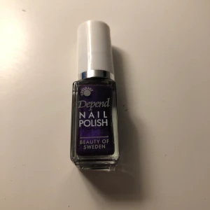 Lila nagellack  - Lila nagellack från depend. Frakt tillkommer på 13kr.