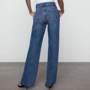 Zaras wide leg full length jeans. Köpte förra året och säljes då de inte kommer till användning längre.