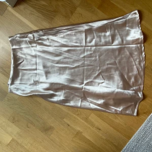 Satin kjol - Oanvänd satin kjol från Shein, stl XS, säljes pga för liten.