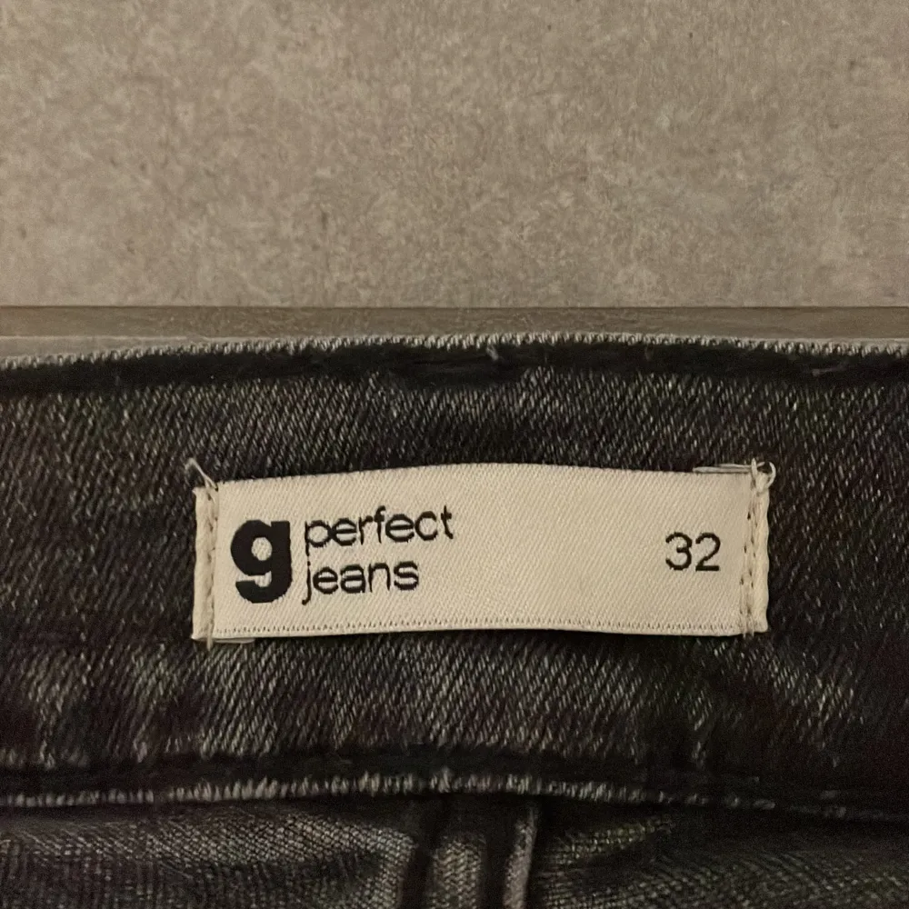 Jätte fina low waist byxor från Gina! Nyskick, använda ett fåtal gånger men inga märken på användning❤️. Jeans & Byxor.