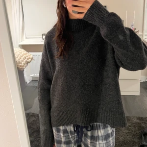 Grå tröja  - Grå stickad tröja💗bra skick, syns dock att den är använd. Hör av dig vid frågor eller om du är intresserad!