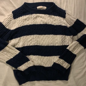 Stickad tröja💞 - Jag säljer min randiga stickade tröja i färgen mörkblå och vitt. Den är i stolek L men passar bättre till S eller M. Kontakta om ni har frågor, tacksam för svar!💓