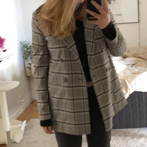 Rutig kappa ICHI  - Jätttefin kappa från ICHI. Köpte den 2019 och endast använt den vid få tillfällen.