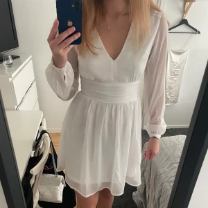 Studentklänning - Köpt från bubbleroom 2022. Endast använd på studenten. Inga fläckar. Hade behövt strykas😃 Köparen står för frakt 