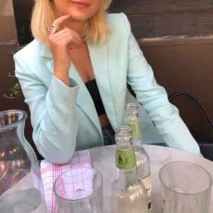 Turkos linnekavaj - Kavajen är använd en gång (när bilden togs) och är i utmärkt skick. Nypriset var ca 500 kr.