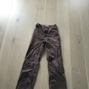 Bruna fina jeans från Lindex. Använd ca 15 gånger.