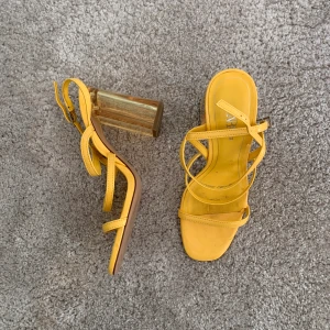 Klackskor från Zara  - Klackar från Zara, använd 1 gång. Storlek 36