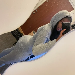 Juicy Couture Del Ray Classic Velour - Säljer mjukisset i färgen grå! Använda ett fåtal gånger, men har dessvärre blivit för stora och har nu ingen användning av de.  Storlek L på både över och underdel.  Nypris ligger på 2099kr! 