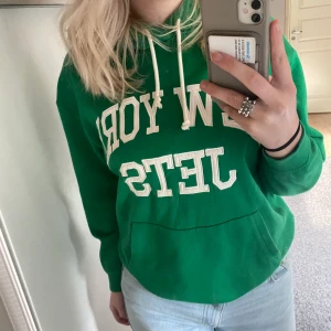 Hoodie - Säljer min fina gröna hoodie då den inte används längre💚 