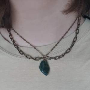 Handgjort halsband med sten. Gjort utav kedjor och en kristall/sten jag köpte secondhand. ca 36 cm men kan göras mindre.