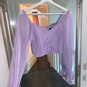 Bluse/topp - Säljer min fina Bluse som är helt oanvänd. Pris 130, strl xs