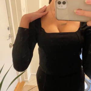 svart tröja - svart tröja från asos med superfin ringning & lite puffärm