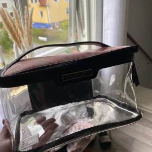 Necessär  - En stor och rymlig necessär, inga skador endast lite smutsig! Rengör den innan den skickas! Säljer pga att jag har en ny stor necessär så behöver ej två!