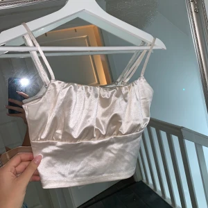 Topp - Säljer min fina topp, använd 1 gång. Strl xs, pris 110