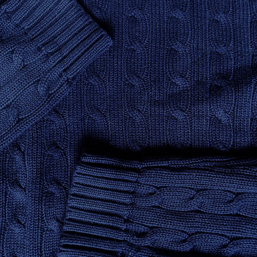 Kabelstickad Ralph Lauren tröja i 100% bomull. Jättefin och är i en mörkblå färg. Tröjor & Koftor.