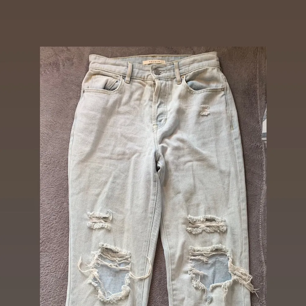 Lightwash Jeans i Straight Leg. Från Pacsun i storlek 24. Använda fåtal gånger.120kr + frakt (cirka 50kr). Jeans & Byxor.