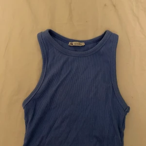 Blått Zara linne - Fint blått linne från Zara som jag köpte i somras. Inget slitage inga fläckar. Tvättar innan jag skickar och tar inga returer.❣️