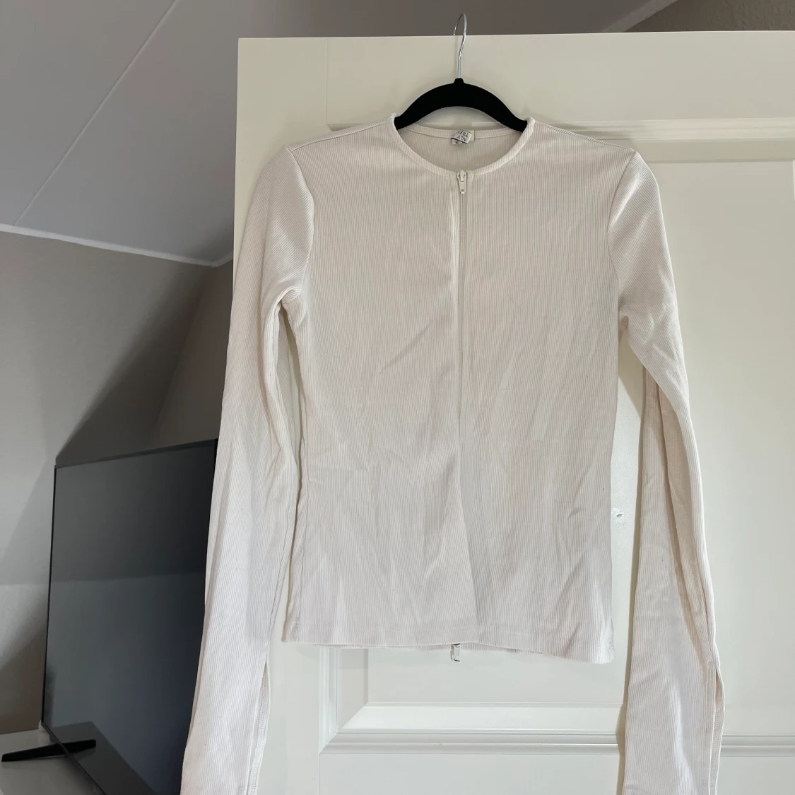 Grå och vit tröja från Nelly 50 kr st båda för 100 - 90