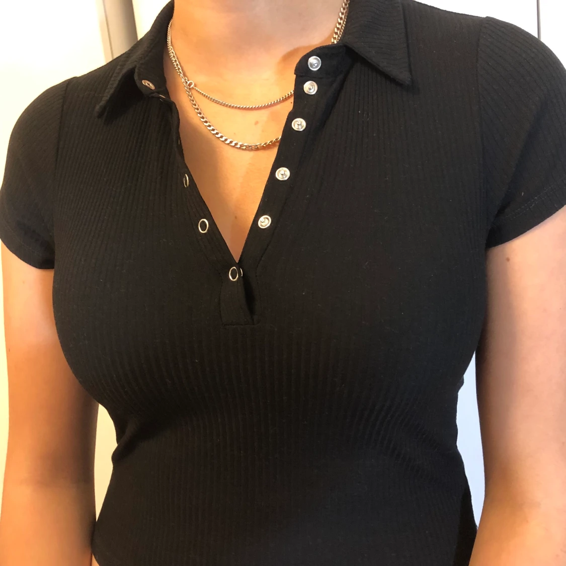 Svart tshirt med knappar - 90