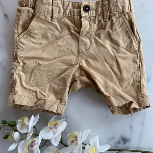 Chino-shorts strl 68 fint skick beige  - Shorts i chinomodell i nyskick! Beige, strl 68. 