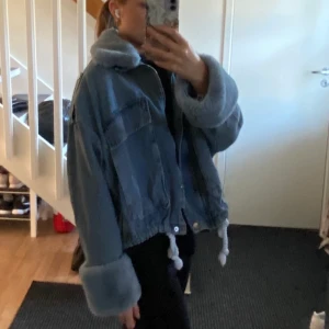 Jeansjacka med päls - Jeansjacka med päls/fluff som knappt är använd, i storleken 34 men passar både mindre och större, köp direkt 450kr❤️❤️