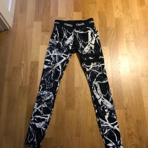 Stronger tights S - Säljer nu mina stronger tights då dem inte kommer till användning längre. Dom är i väldigt fint skick. Nypris 800kr ,köparen står för frakten. Skriv om ni har fler frågor💕