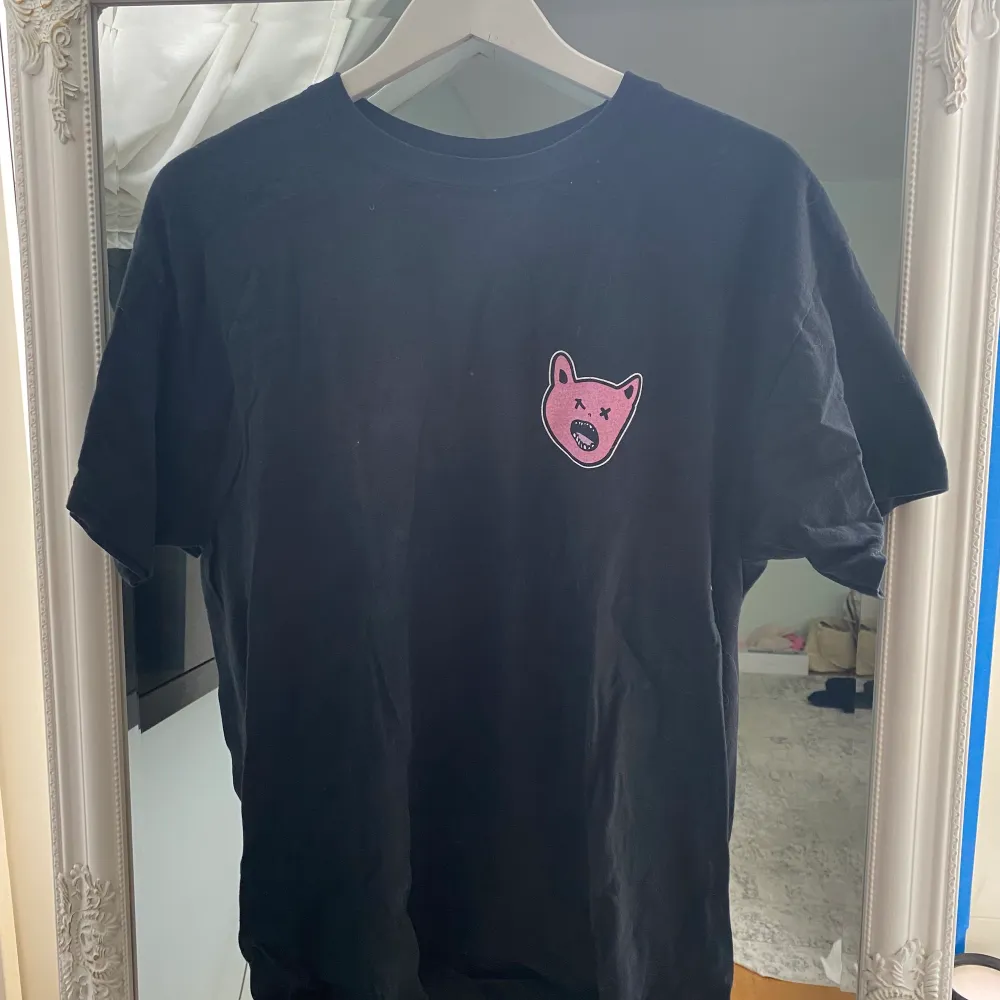 Cool T-shirt i nyskick! Köpt på Urban Outfitters för 400kr💞 Första bilden är baksidan av tröjan och andra är framsidan. Mörkblå färg med rosa/lila detaljer. T-shirts.