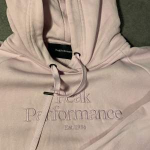 En Ljusrosa hoodie från Peak Performance. Helt oanvänd. Storlek M. 600 kr, GRATIS FRAKT! ( står att det kostar men det är gratis! )